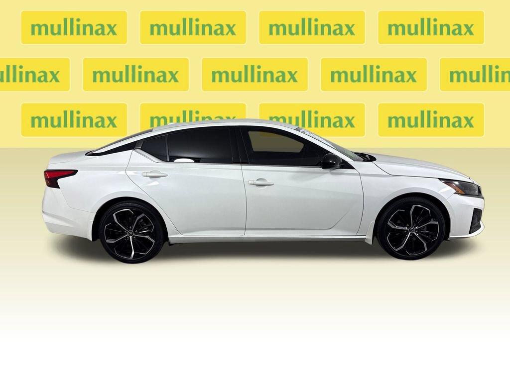 Used 2023 Nissan Altima 2.5 SR FWD image 2