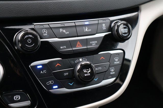 Used 2024 Chrysler Pacifica Touring-L image 32