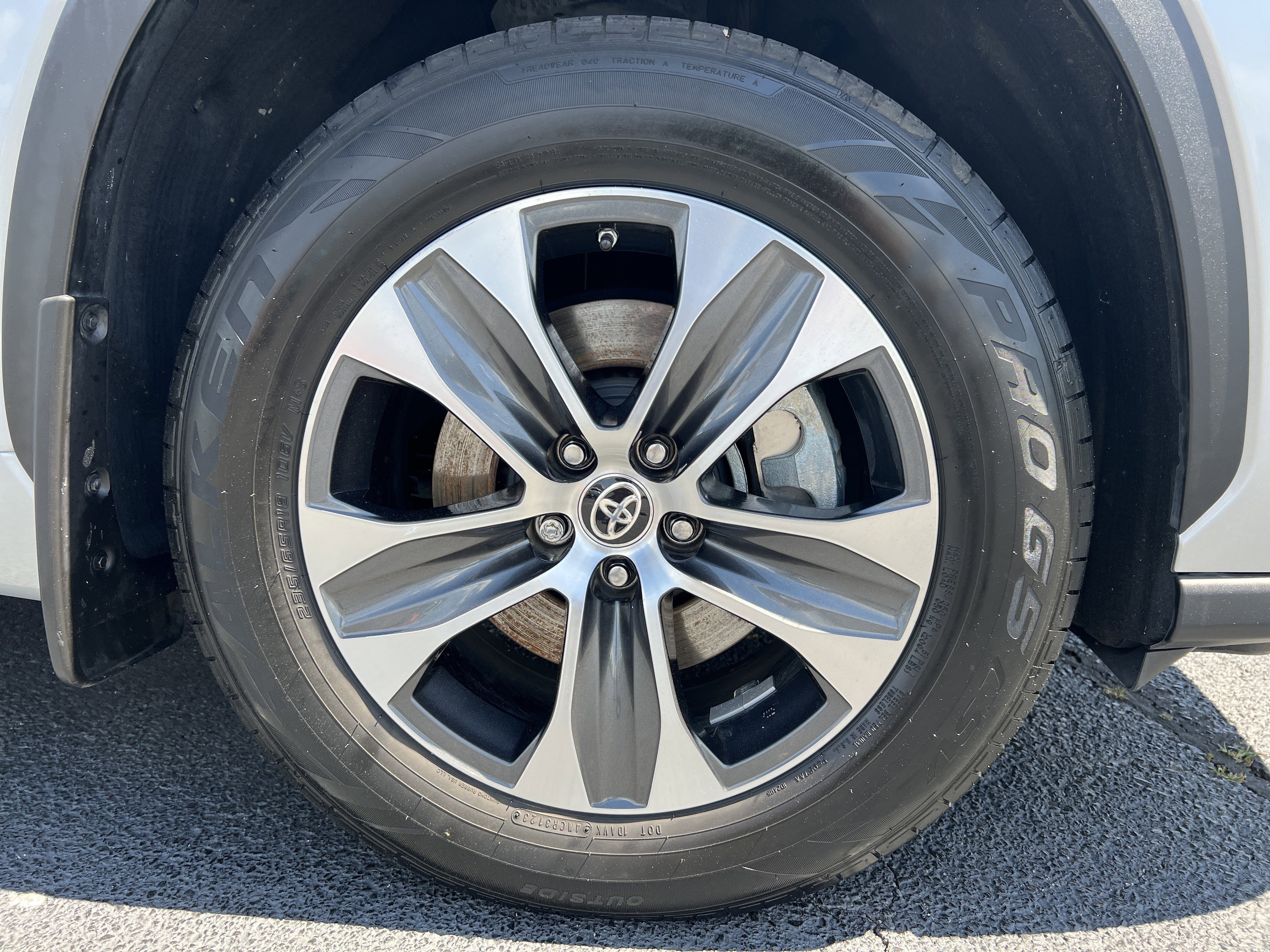 Used 2021 Toyota Highlander XLE AWD/4WD image 13