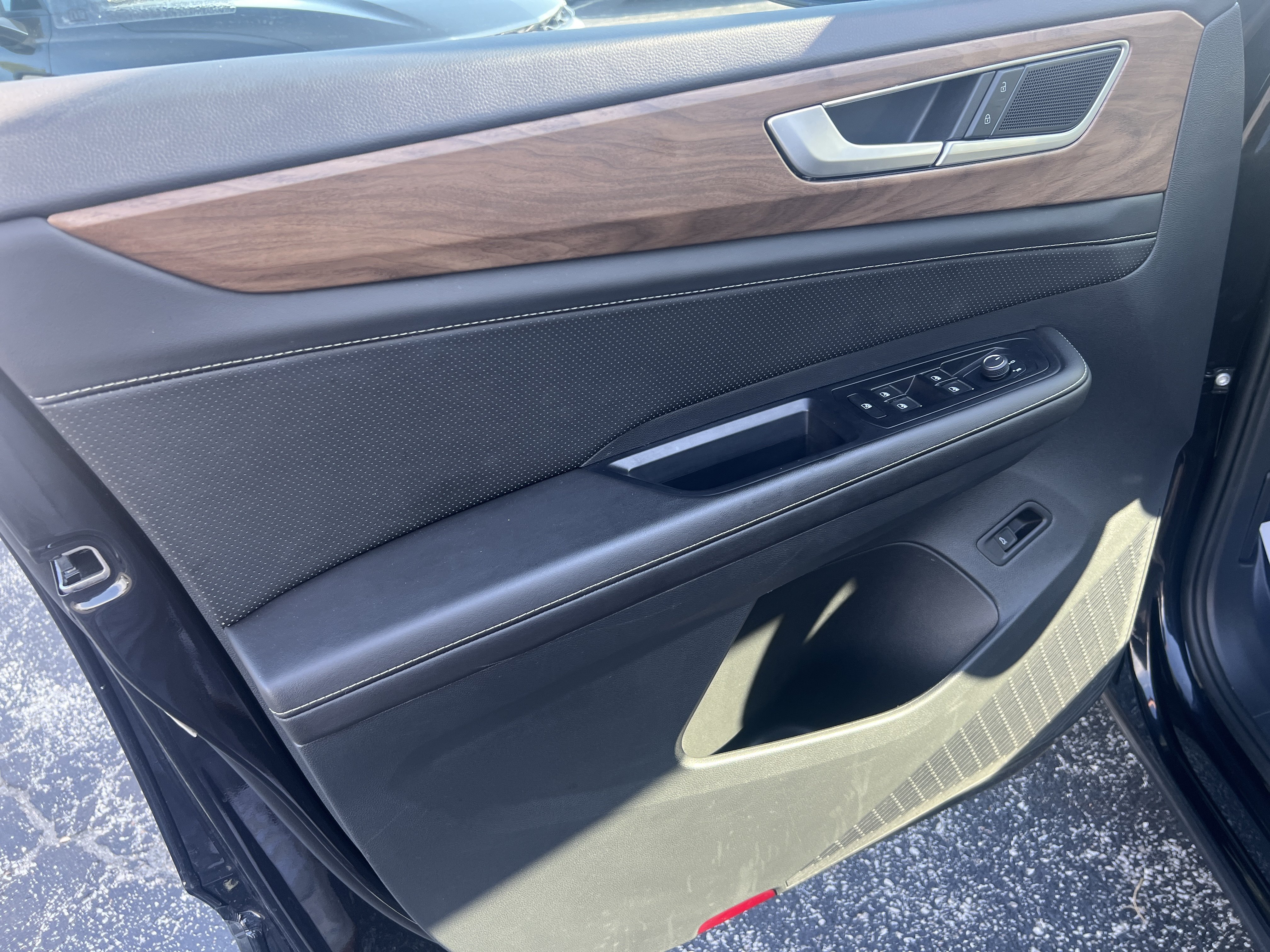 Used 2025 Volkswagen Atlas SE FWD image 4
