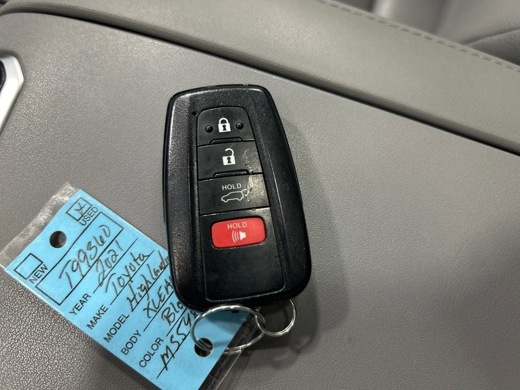 Used 2021 Toyota Highlander XLE AWD/4WD image 24