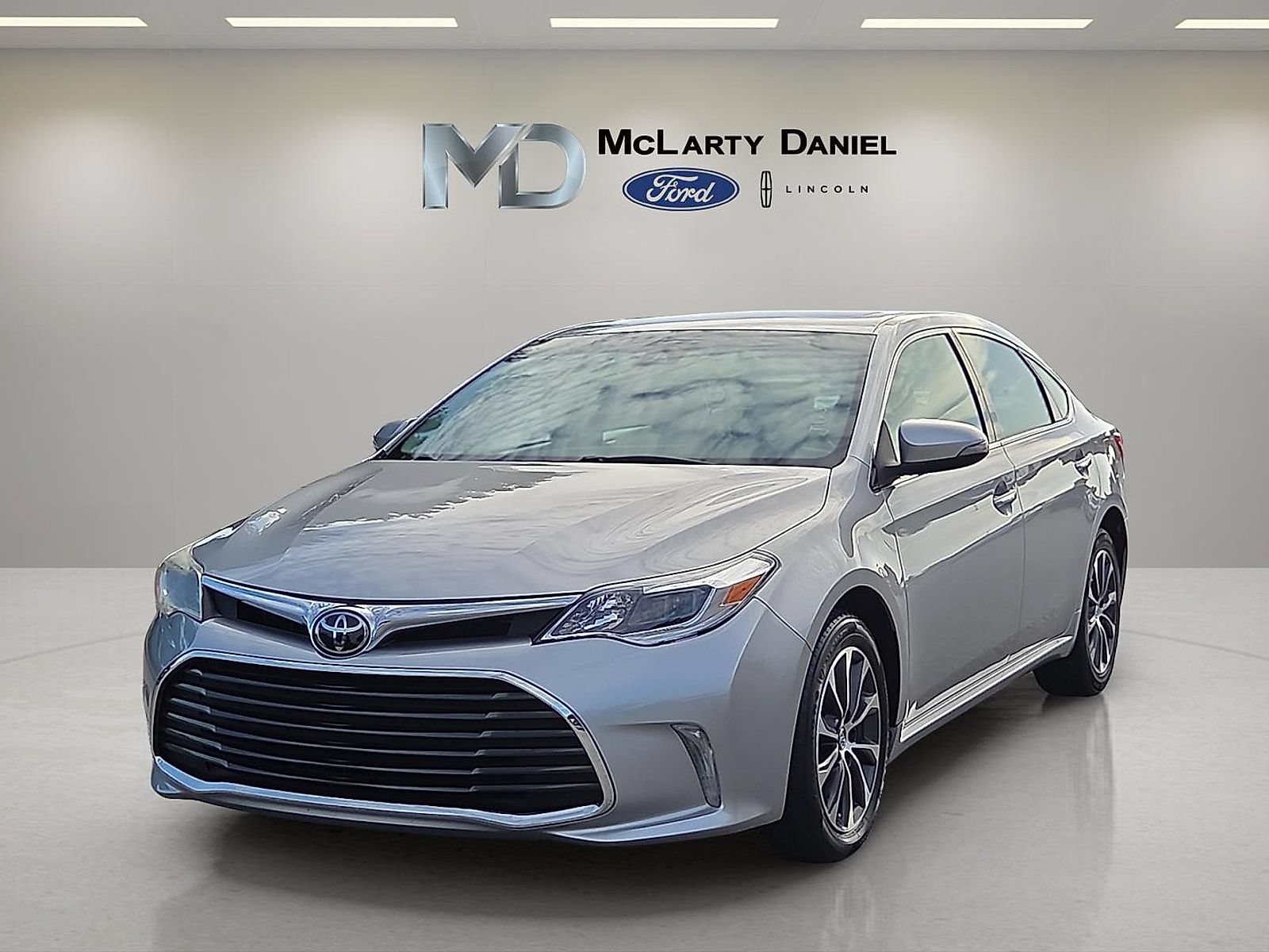 Used 2018 Toyota Avalon XLE Premium FWD image 2