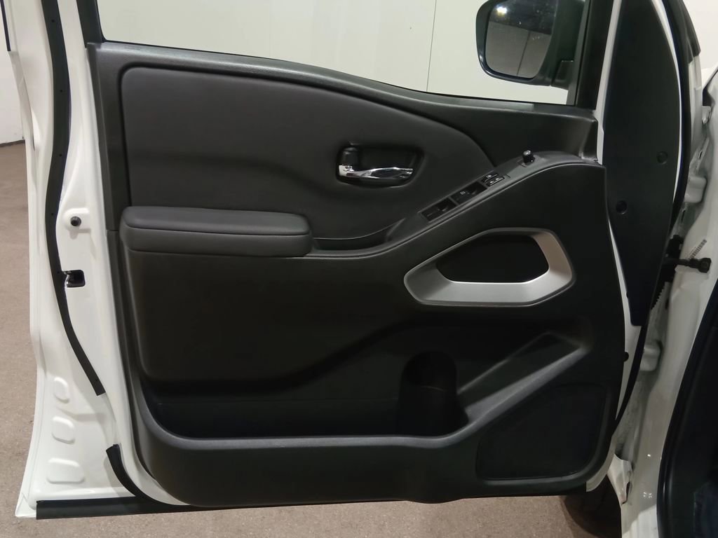 Used 2024 Nissan Frontier SV image 17