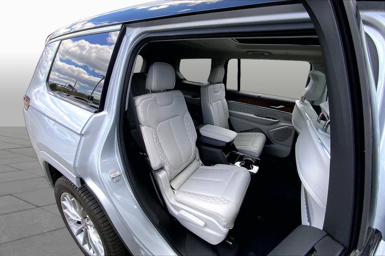 Used 2023 Jeep Grand Cherokee L Summit w/ Luxury Tech Group V AWD/4WD image 30
