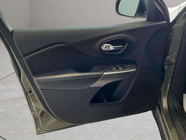 Used 2019 Jeep Cherokee Latitude Plus AWD/4WD image 14
