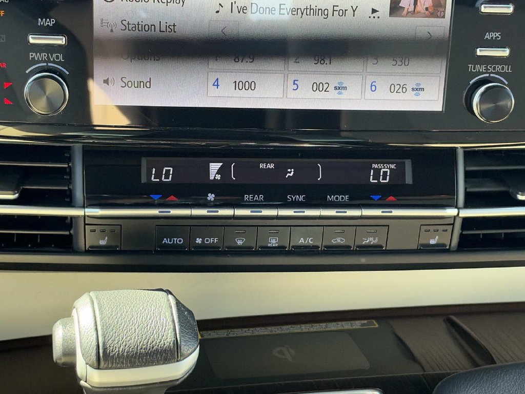 Used 2022 Toyota Sienna XLE w/ XLE Plus Package FWD image 16
