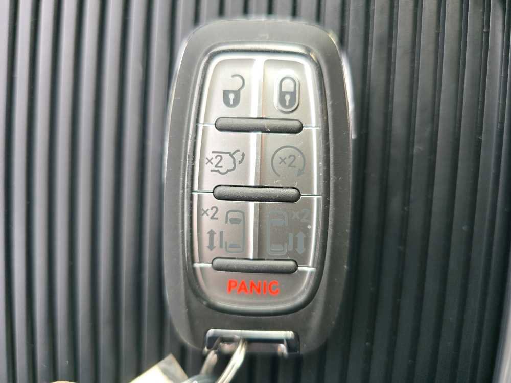 Used 2023 Chrysler Pacifica Touring-L image 22