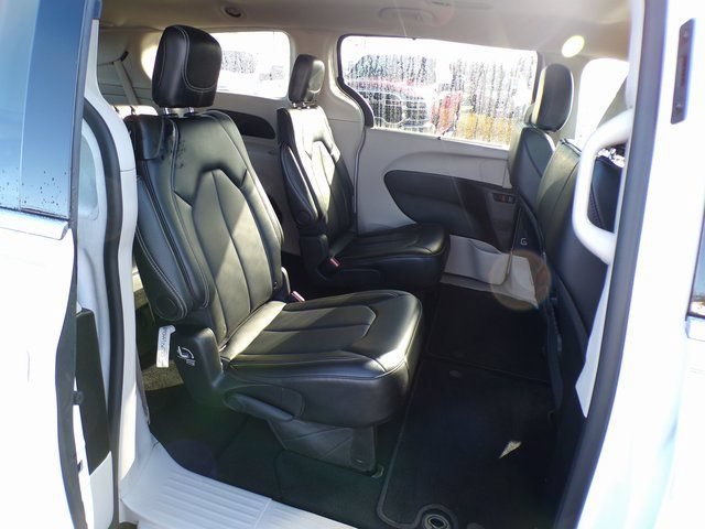 Used 2024 Chrysler Pacifica Touring-L FWD image 13