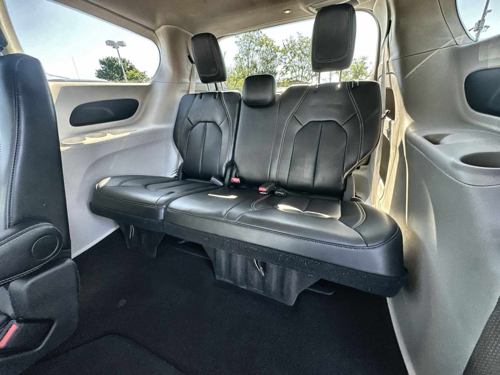 Used 2024 Chrysler Pacifica Touring-L FWD image 33