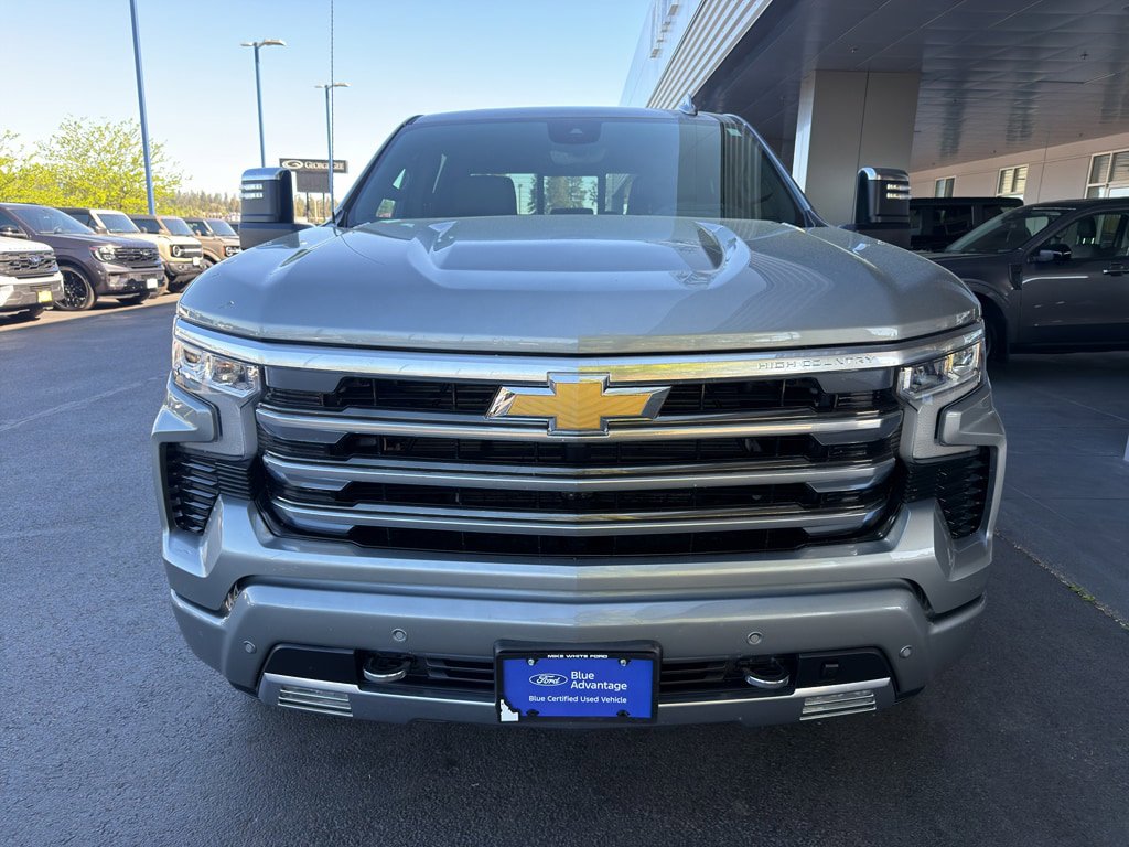 Used 2025 Chevrolet Silverado 1500 High Country w/ Technology Package AWD/4WD image 2