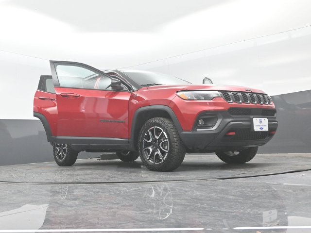 Used 2025 Jeep Compass Trailhawk AWD/4WD image 32