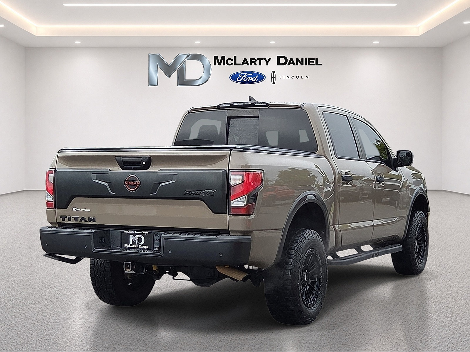 Used 2023 Nissan Titan PRO-4X w/ Pro-4x Convenience Package AWD/4WD image 5