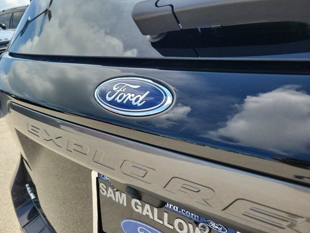 Certified 2023 Ford Explorer XLT w/ Equipment Group 202A RWD image 7