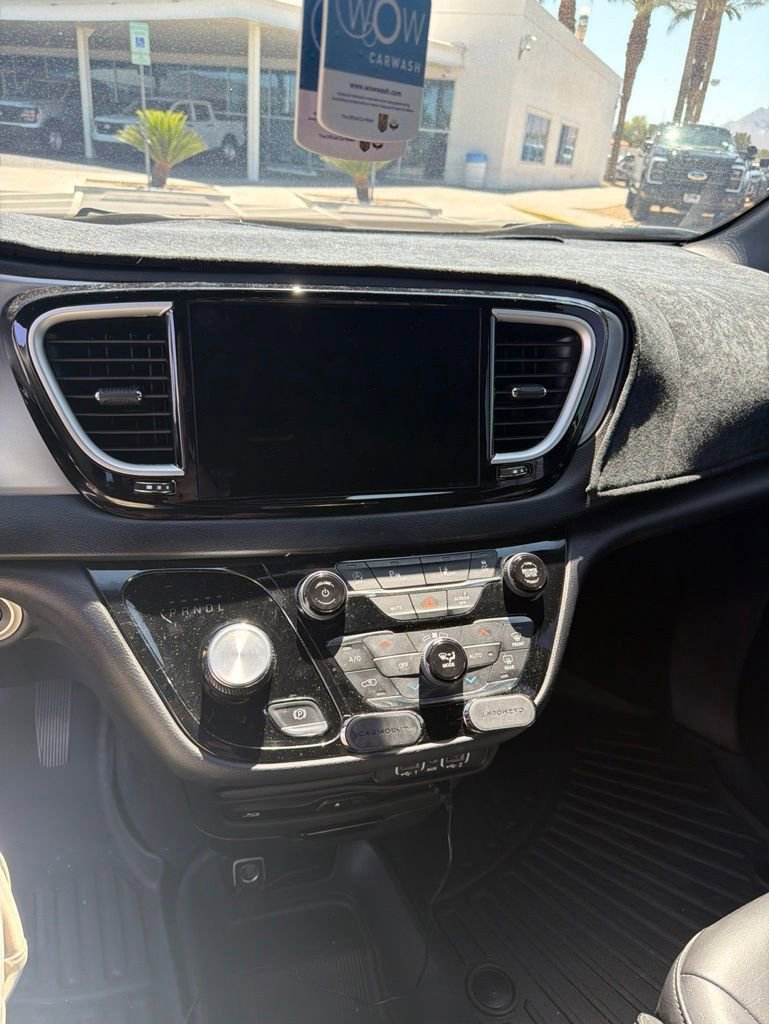 Used 2023 Chrysler Pacifica Touring-L w/ Uconnect Theater Family Group FWD image 5