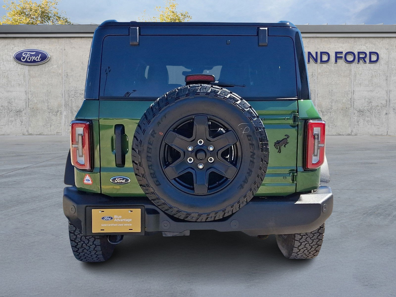 Certified 2025 Ford Bronco Outer Banks w/ Black Appearance Package image 3