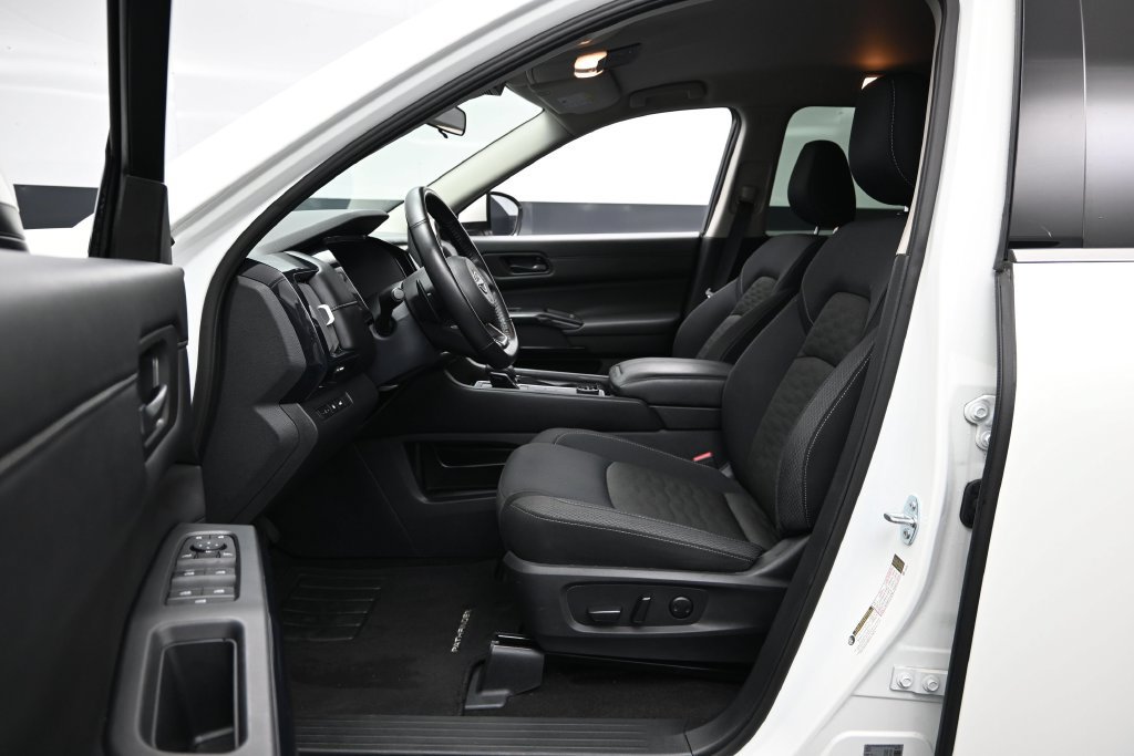 Used 2025 Nissan Pathfinder SV AWD/4WD image 14
