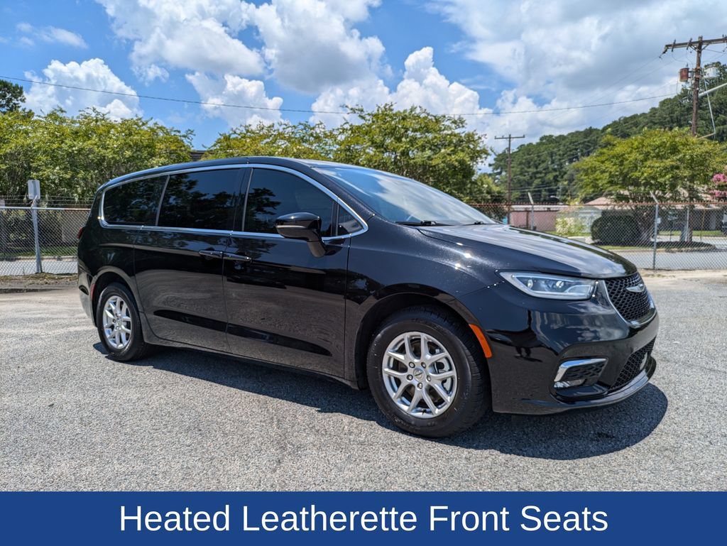 Used 2025 Chrysler Pacifica Select FWD image 2