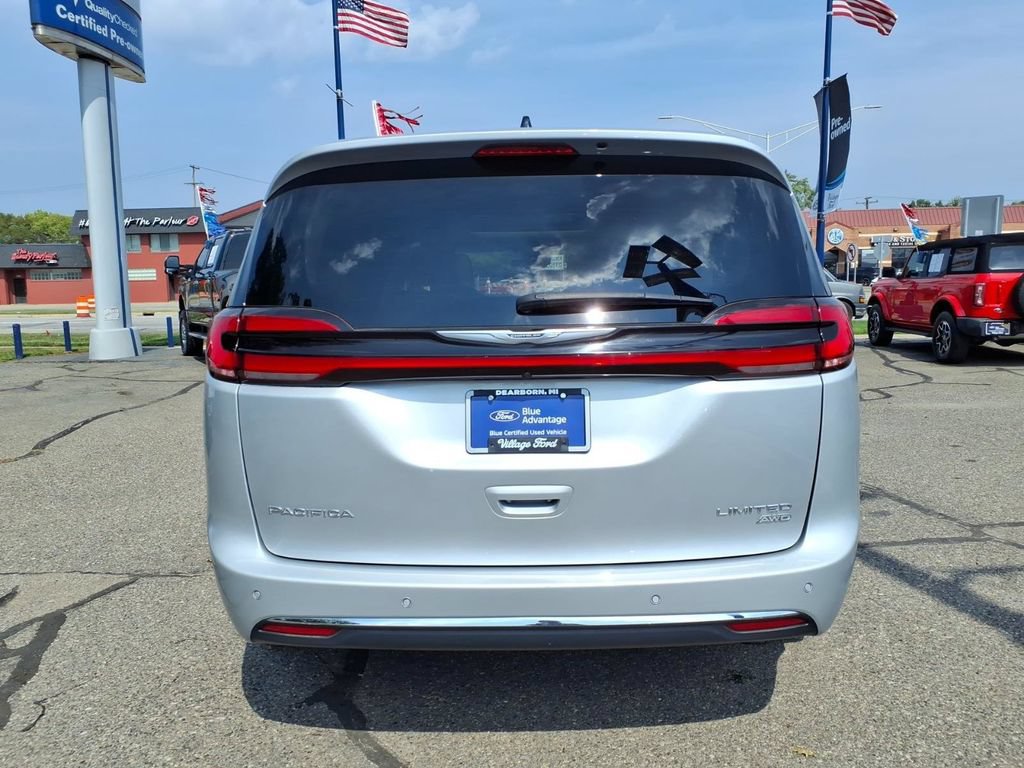 Used 2023 Chrysler Pacifica Limited AWD/4WD image 7