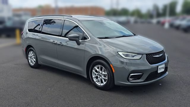 Used 2022 Chrysler Pacifica Touring-L FWD image 3