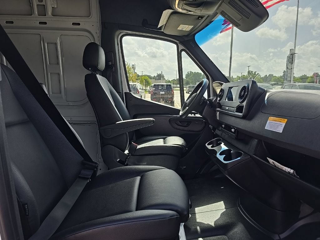 Used 2024 Mercedes-Benz Sprinter 2500 image 15