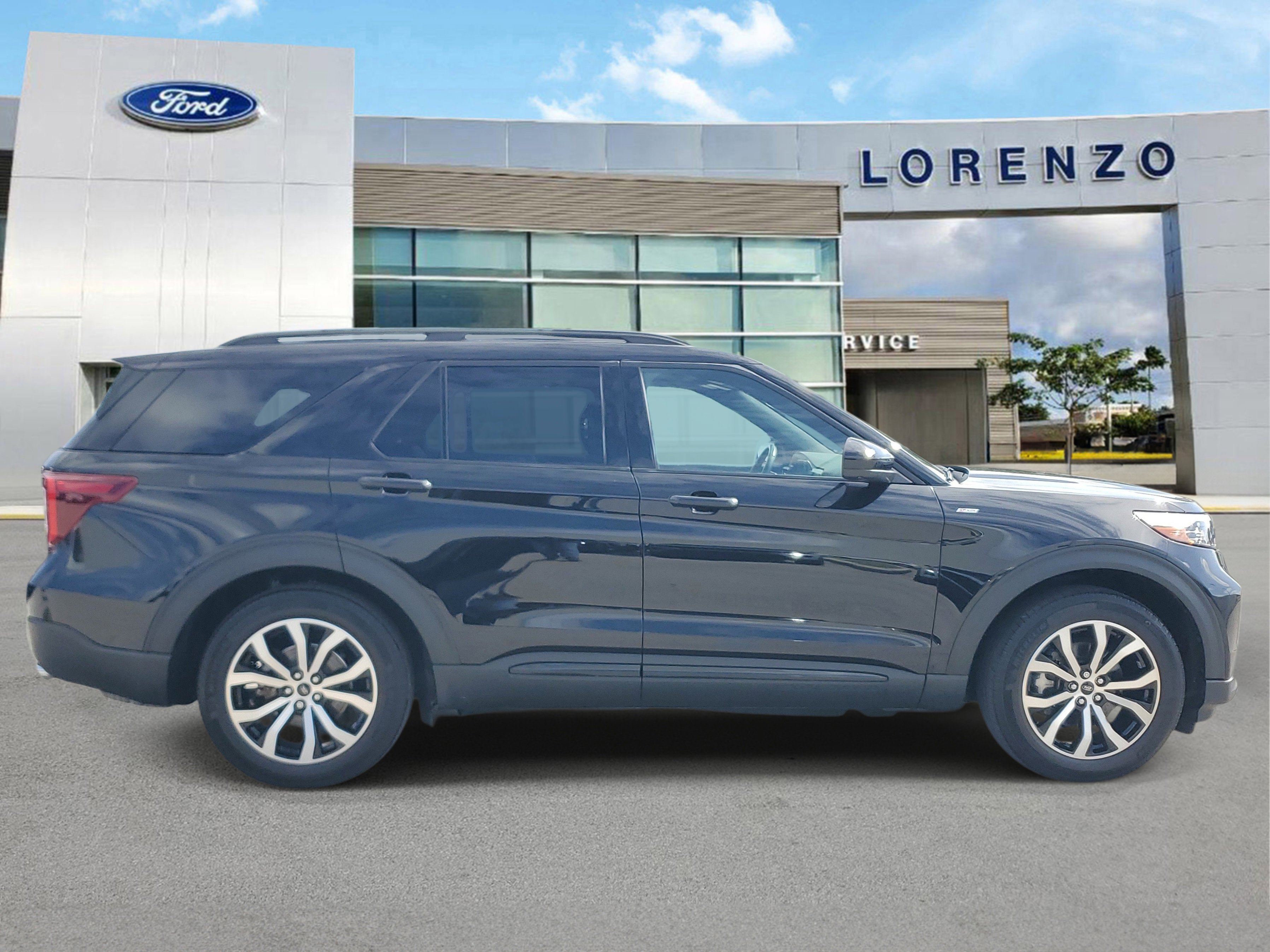 Certified 2023 Ford Explorer ST-Line w/ Class IV Trailer Tow Package RWD image 4