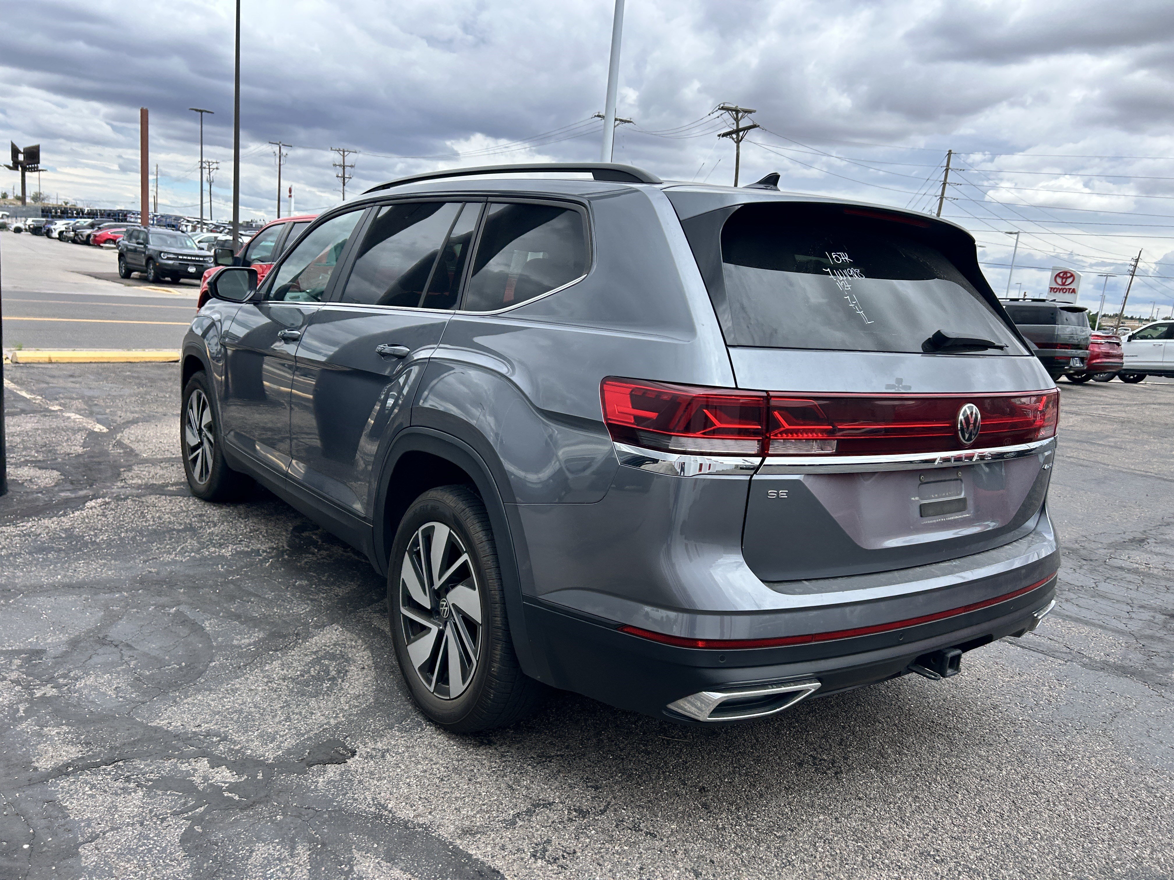 Used 2024 Volkswagen Atlas SE AWD/4WD image 3