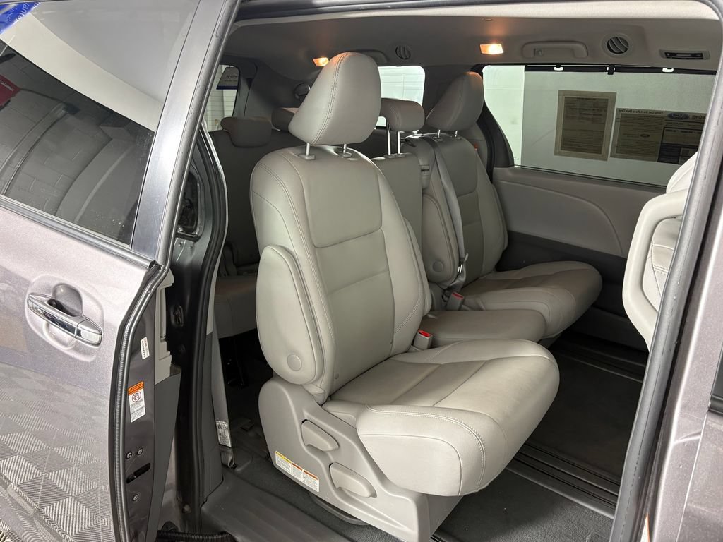 Used 2020 Toyota Sienna XLE FWD image 37