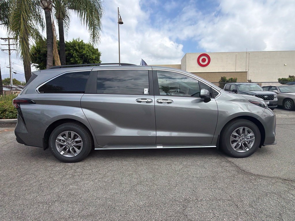 Used 2026 Toyota Sienna XLE FWD image 11