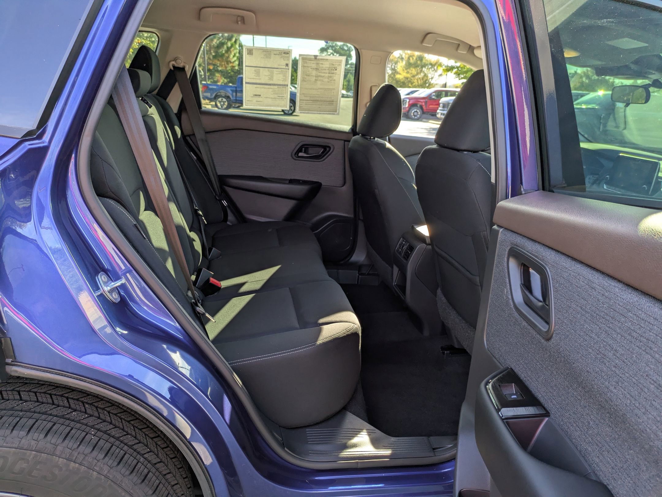 Used 2023 Nissan Rogue S image 33