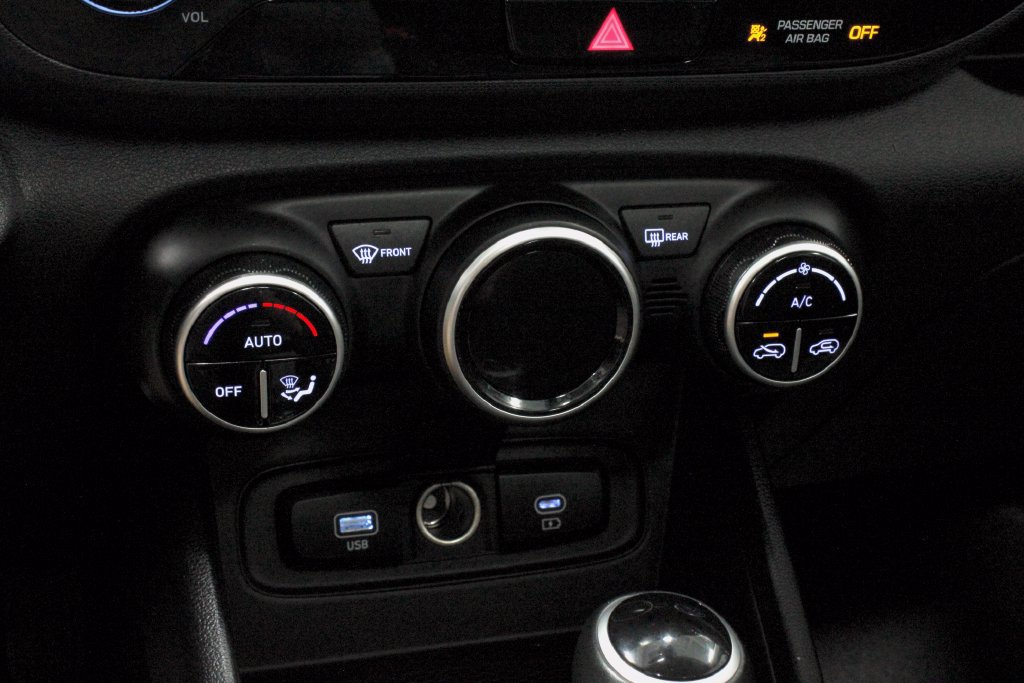 Used 2025 Hyundai Venue SEL FWD image 29