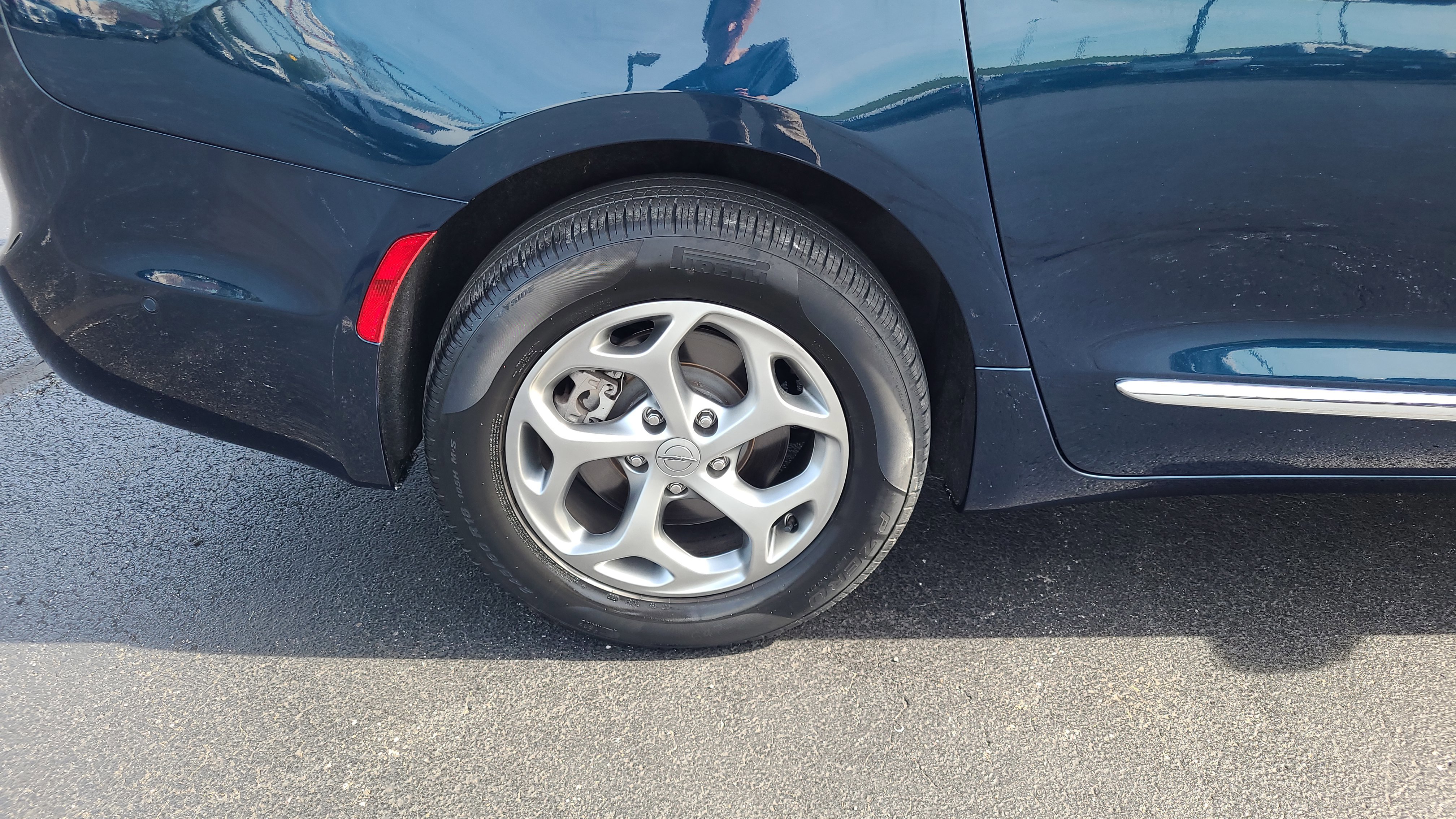 Used 2023 Chrysler Pacifica Limited image 28