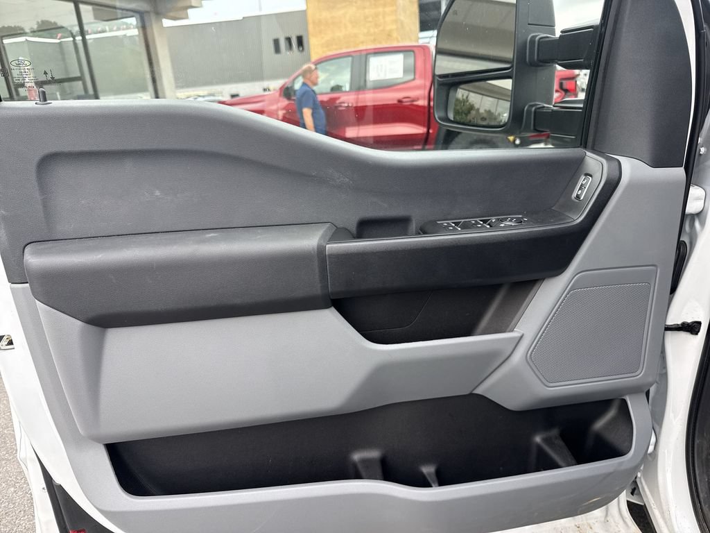Certified 2025 Ford F250 XL w/ XL Chrome Package RWD image 18