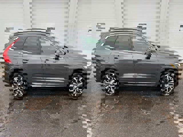 Used 2022 Volvo XC60 B5 Momentum w/ Climate Package image 2