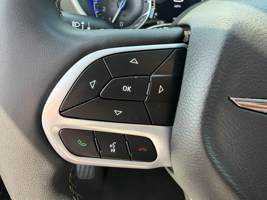 Used 2024 Chrysler Pacifica Touring-L FWD image 27