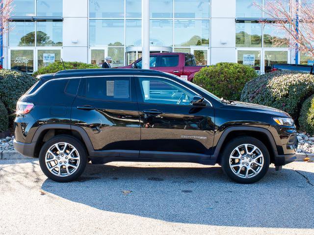 Used 2022 Jeep Compass Latitude image 1