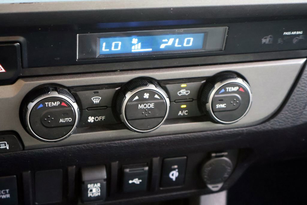 Used 2022 Toyota Tacoma TRD Sport AWD/4WD image 31