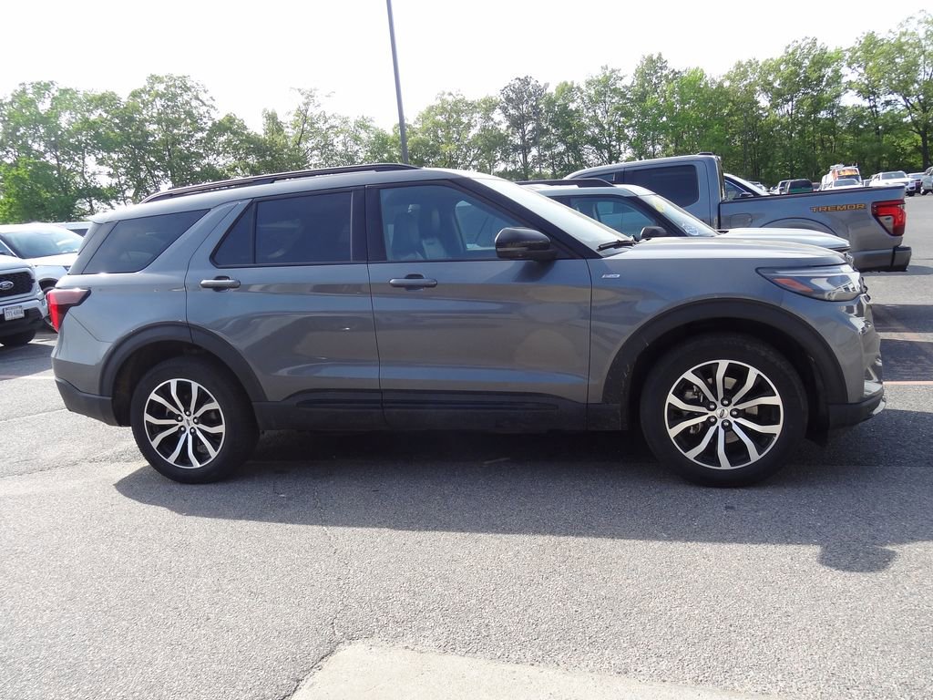 Certified 2025 Ford Explorer ST-Line AWD/4WD image 3