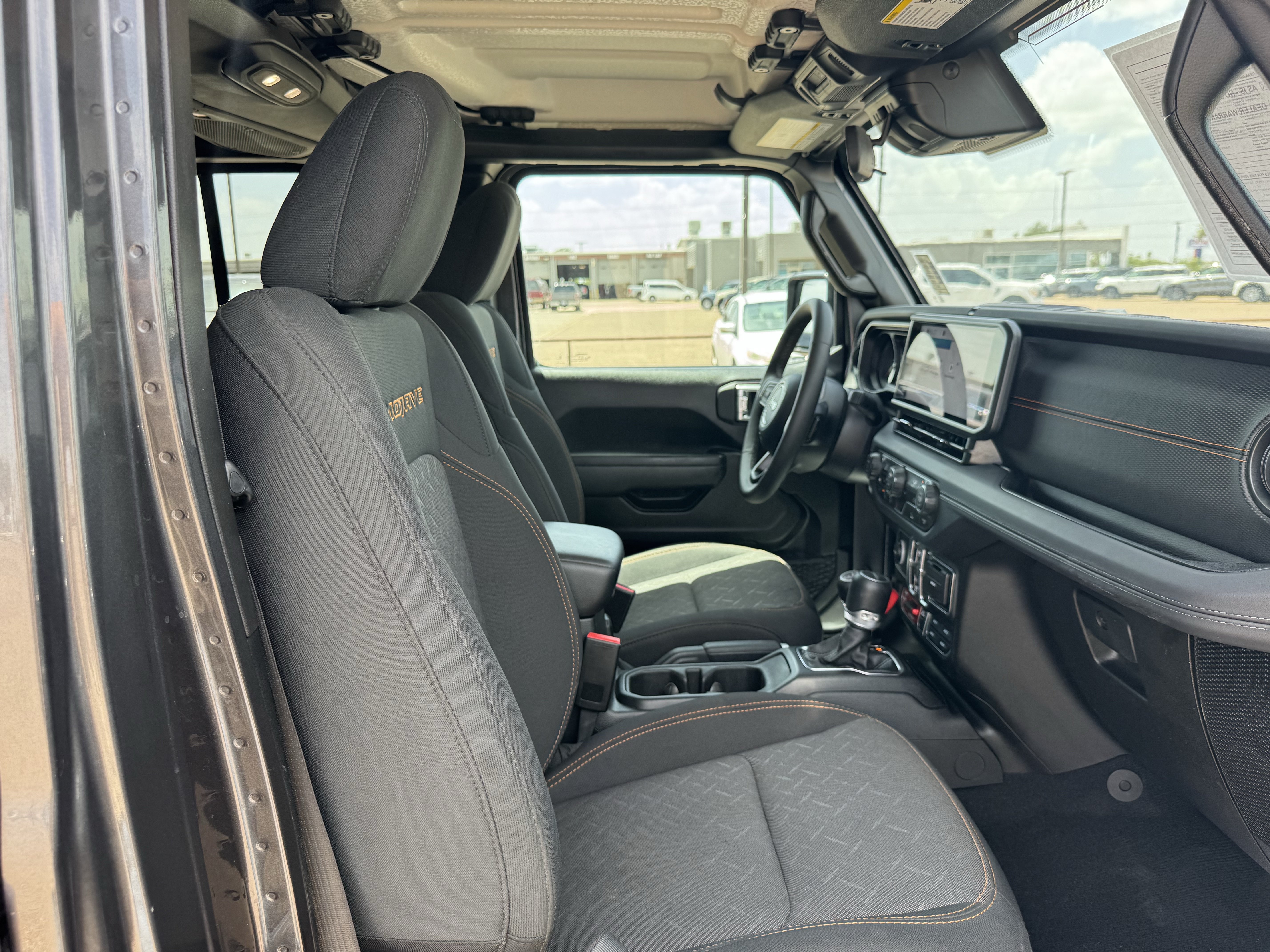 Used 2025 Jeep Gladiator Mojave AWD/4WD image 35