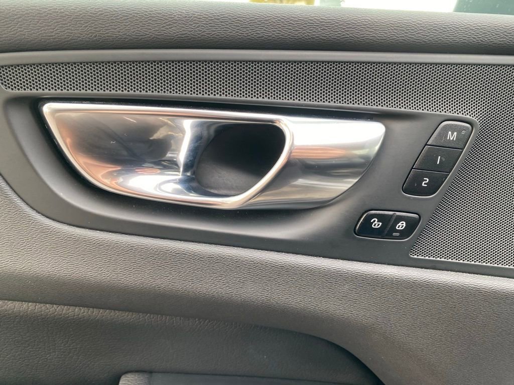 Used 2021 Volvo XC60 T5 Momentum w/ Protection Package Premier image 14
