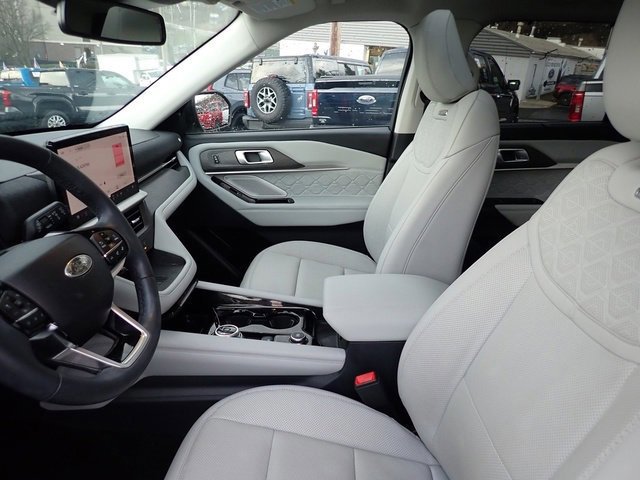 Certified 2025 Ford Explorer Platinum w/ LUX Leather Package image 16