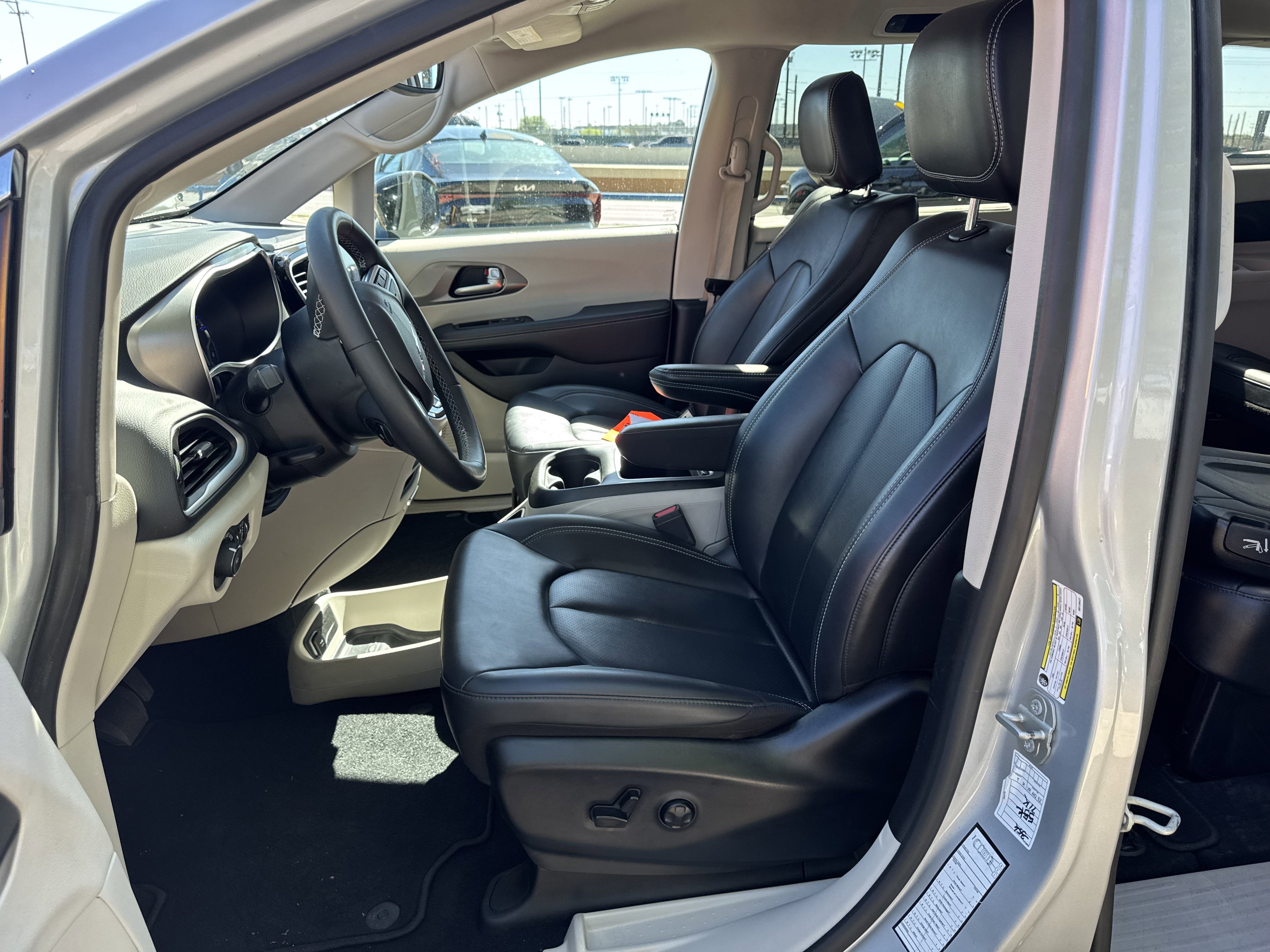 Used 2024 Chrysler Pacifica Touring-L image 15