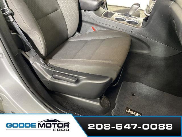 Used 2021 Jeep Grand Cherokee Laredo image 23