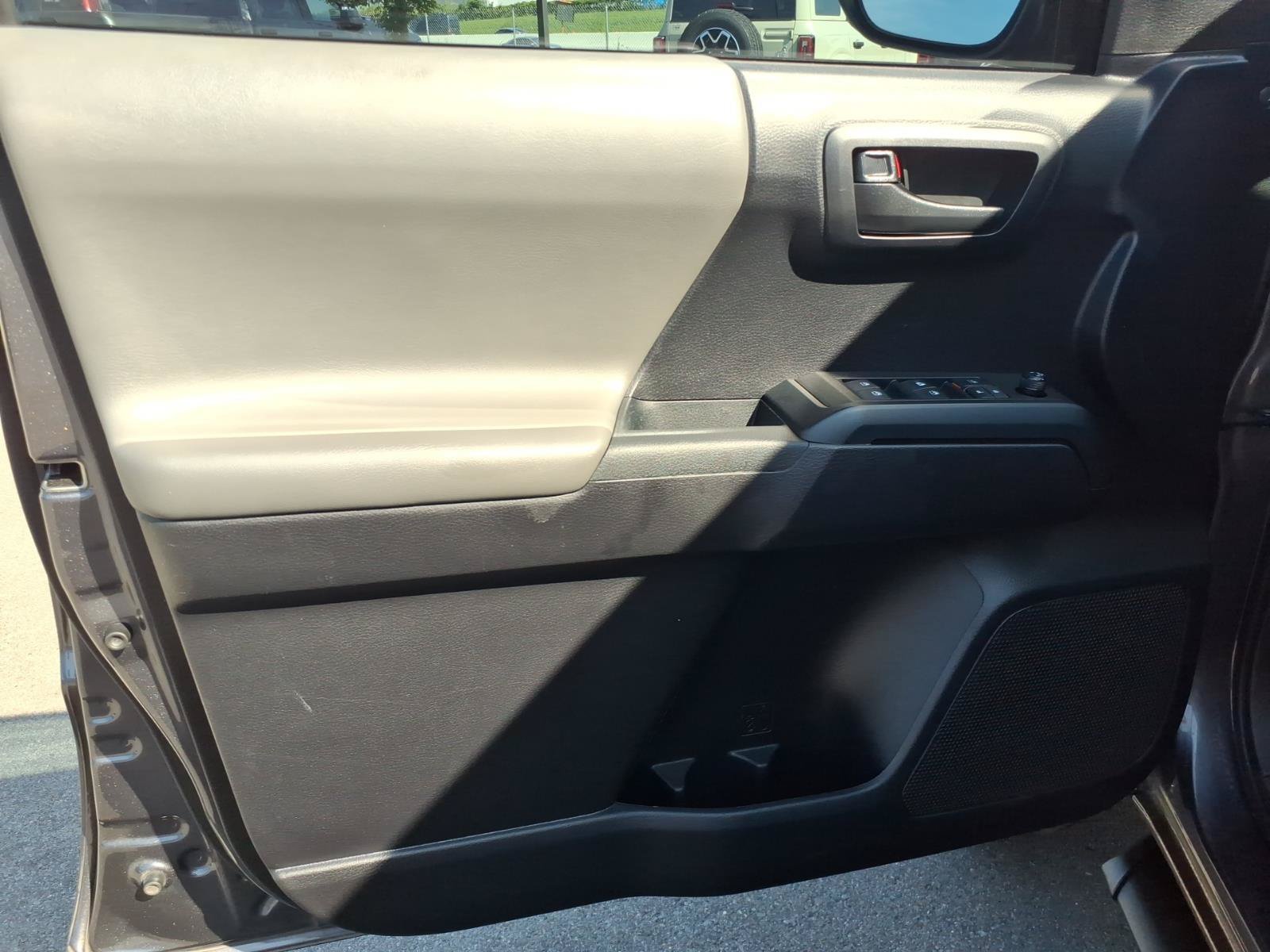 Used 2021 Toyota Tacoma SR w/ SR Convenience Package RWD image 11
