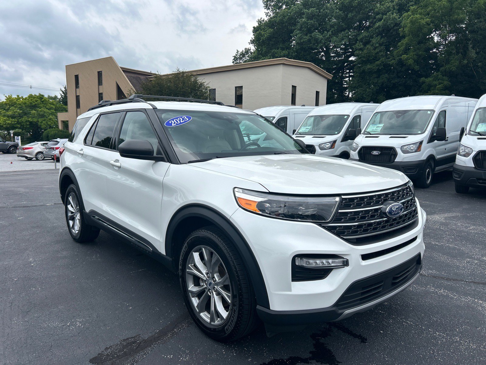 Certified 2023 Ford Explorer XLT w/ Equipment Group 202A AWD/4WD image 3