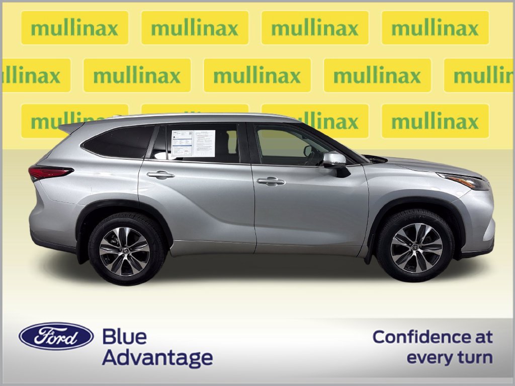 Used 2023 Toyota Highlander XLE FWD image 2