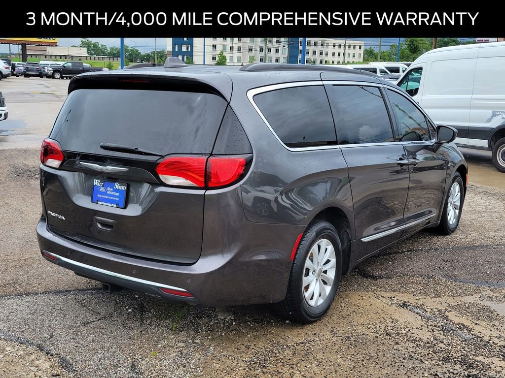 Used 2017 Chrysler Pacifica Touring-L FWD image 4