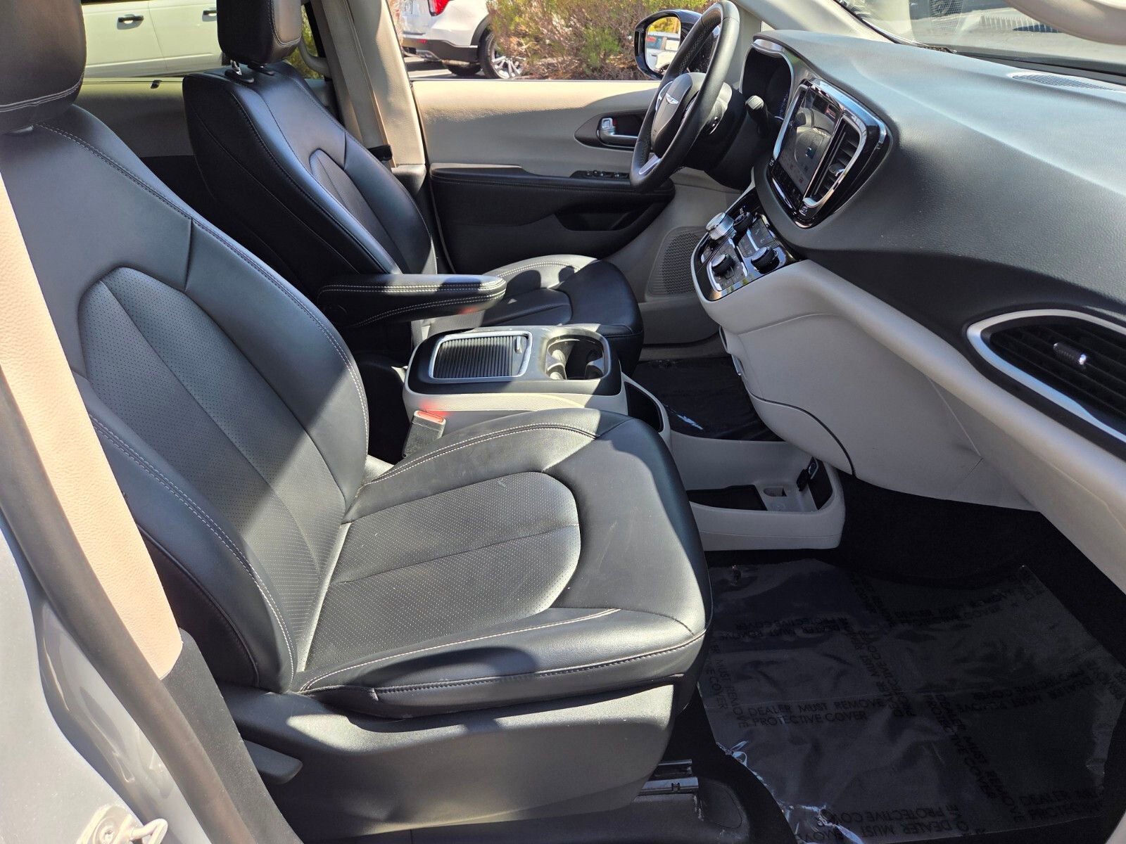 Used 2024 Chrysler Pacifica Touring-L FWD image 16