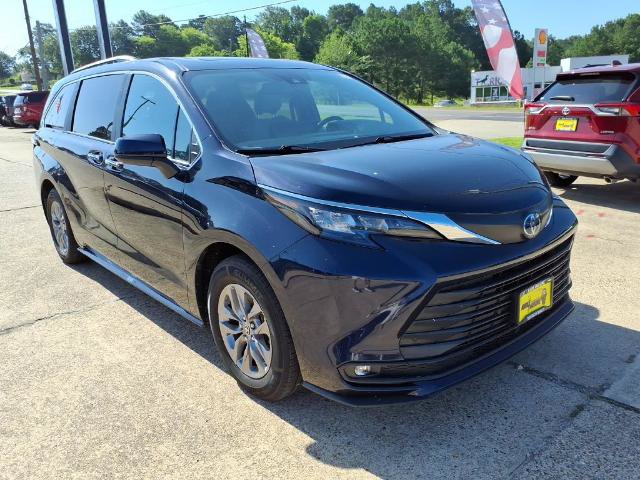 Used 2025 Toyota Sienna XLE FWD image 9