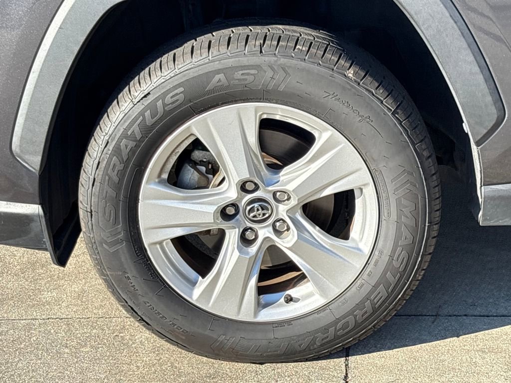 Used 2021 Toyota RAV4 XLE image 10