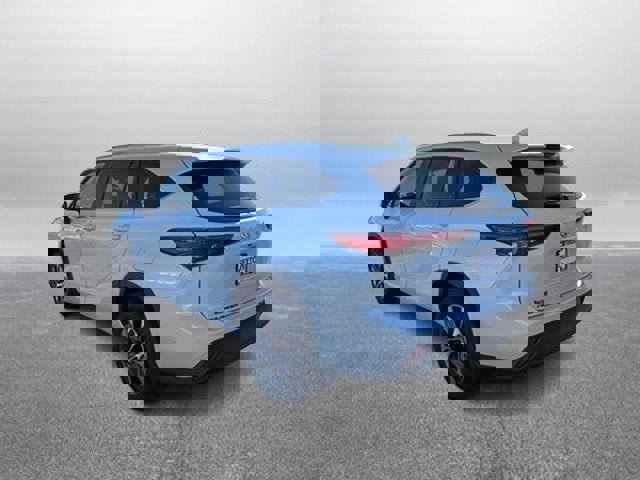 Used 2023 Toyota Highlander XLE image 4